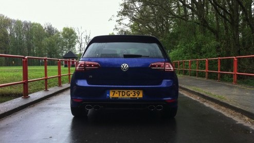Test Volkswagen Golf R 300 pk. Gereden met de Volkswagen Golf 7 R, het sportieve topmodel van de Golf-familie met 300 pk en 4Motion vierwielaandrijving. Is hij de Koning van de hot hatches?