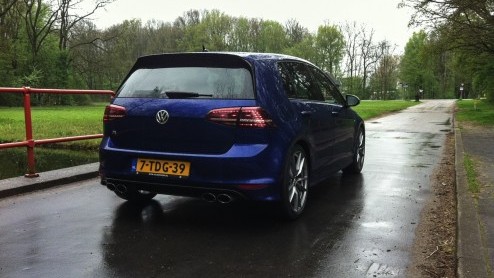 Test Volkswagen Golf R 300 pk. Gereden met de Volkswagen Golf 7 R, het sportieve topmodel van de Golf-familie met 300 pk en 4Motion vierwielaandrijving. Is hij de Koning van de hot hatches?