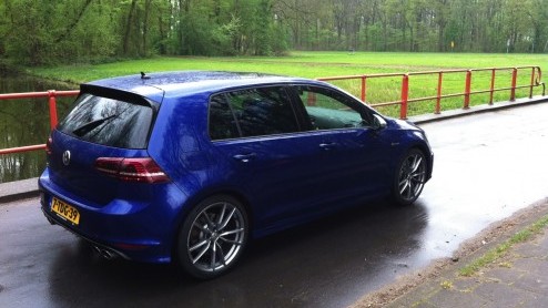 Test Volkswagen Golf R 300 pk. Gereden met de Volkswagen Golf 7 R, het sportieve topmodel van de Golf-familie met 300 pk en 4Motion vierwielaandrijving. Is hij de Koning van de hot hatches?
