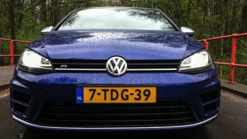 Test Volkswagen Golf R 300 pk. Gereden met de Volkswagen Golf 7 R, het sportieve topmodel van de Golf-familie met 300 pk en 4Motion vierwielaandrijving. Is hij de Koning van de hot hatches?