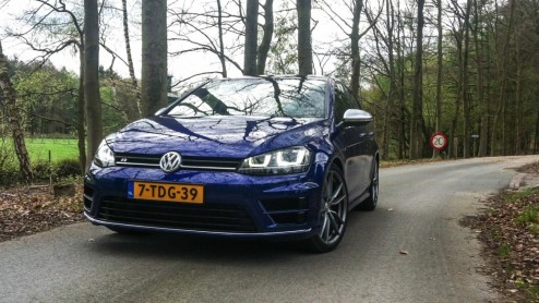 Test Volkswagen Golf R 300 pk. Gereden met de Volkswagen Golf 7 R, het sportieve topmodel van de Golf-familie met 300 pk en 4Motion vierwielaandrijving. Is hij de Koning van de hot hatches?