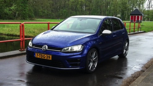 Test Volkswagen Golf R 300 pk. Gereden met de Volkswagen Golf 7 R, het sportieve topmodel van de Golf-familie met 300 pk en 4Motion vierwielaandrijving. Is hij de Koning van de hot hatches?