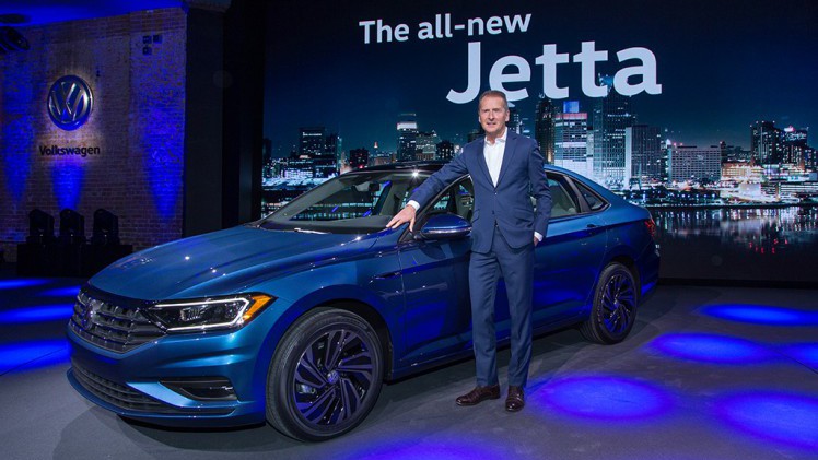 Volkswagen haalde in Detroit het doek van de nieuwe Jetta op een MQB-platform. De komst naar Nederland is onzeker.