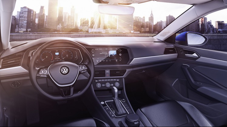 Volkswagen haalde in Detroit het doek van de nieuwe Jetta op een MQB-platform. De komst naar Nederland is onzeker.