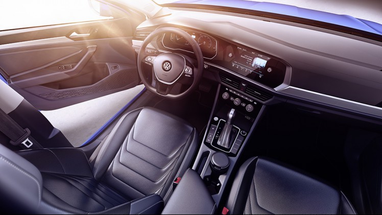Volkswagen haalde in Detroit het doek van de nieuwe Jetta op een MQB-platform. De komst naar Nederland is onzeker.