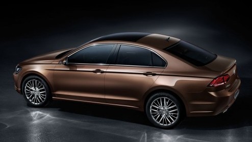 Volkswagen heeft op de Chengdu Motor Show het doek gehaald van de New Midsize Coup (NMC). Zoals te verwachten was die aanduiding puur voor intern gebruik, want de productieversie heet Lamando