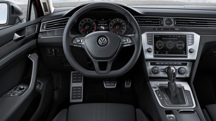 Verbrede spatborden, stoerdere bumpers, vierwielaandrijving en wat hoger op z'n poten. Volkswagen stelt in Genve de Passat Alltrack voor.