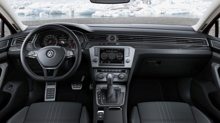 Verbrede spatborden, stoerdere bumpers, vierwielaandrijving en wat hoger op z'n poten. Volkswagen stelt in Genve de Passat Alltrack voor.