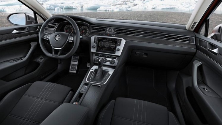 Verbrede spatborden, stoerdere bumpers, vierwielaandrijving en wat hoger op z'n poten. Volkswagen stelt in Genve de Passat Alltrack voor.