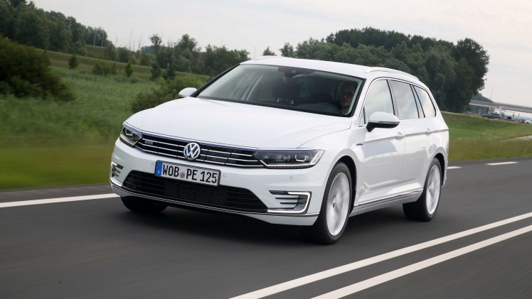 Autotest Volkswagen Passat GTE met 1.4 TSI en elektromotor. De plug-in hybride van de middenklasser zal de toon gaan zetten op de zakelijke markt.