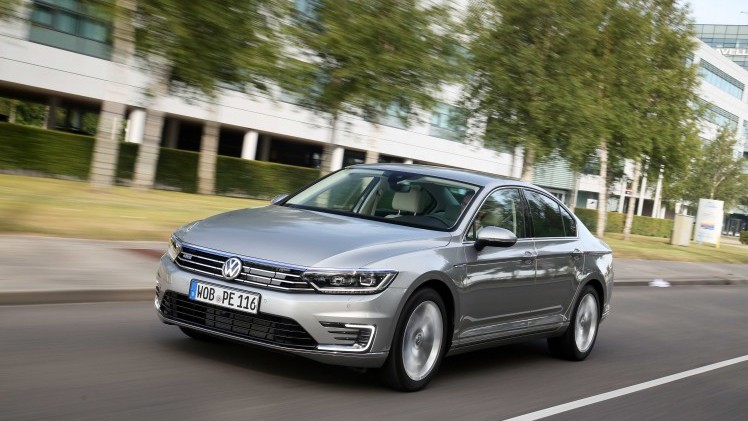 Autotest Volkswagen Passat GTE met 1.4 TSI en elektromotor. De plug-in hybride van de middenklasser zal de toon gaan zetten op de zakelijke markt.