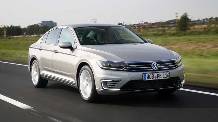 Autotest Volkswagen Passat GTE met 1.4 TSI en elektromotor. De plug-in hybride van de middenklasser zal de toon gaan zetten op de zakelijke markt.