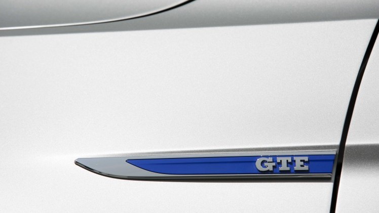 Autotest Volkswagen Passat GTE met 1.4 TSI en elektromotor. De plug-in hybride van de middenklasser zal de toon gaan zetten op de zakelijke markt.