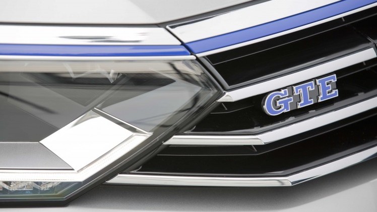 Autotest Volkswagen Passat GTE met 1.4 TSI en elektromotor. De plug-in hybride van de middenklasser zal de toon gaan zetten op de zakelijke markt.