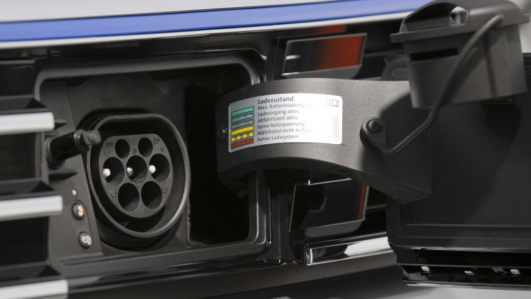 Autotest Volkswagen Passat GTE met 1.4 TSI en elektromotor. De plug-in hybride van de middenklasser zal de toon gaan zetten op de zakelijke markt.