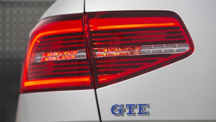 Autotest Volkswagen Passat GTE met 1.4 TSI en elektromotor. De plug-in hybride van de middenklasser zal de toon gaan zetten op de zakelijke markt.