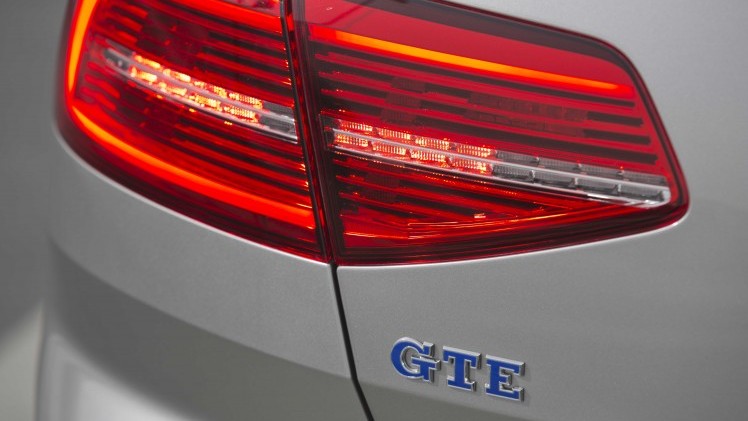 Autotest Volkswagen Passat GTE met 1.4 TSI en elektromotor. De plug-in hybride van de middenklasser zal de toon gaan zetten op de zakelijke markt.