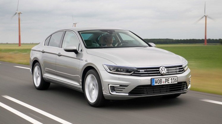 Autotest Volkswagen Passat GTE met 1.4 TSI en elektromotor. De plug-in hybride van de middenklasser zal de toon gaan zetten op de zakelijke markt.