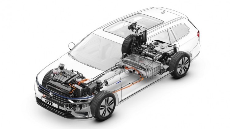 Autotest Volkswagen Passat GTE met 1.4 TSI en elektromotor. De plug-in hybride van de middenklasser zal de toon gaan zetten op de zakelijke markt.