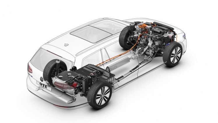 Autotest Volkswagen Passat GTE met 1.4 TSI en elektromotor. De plug-in hybride van de middenklasser zal de toon gaan zetten op de zakelijke markt.