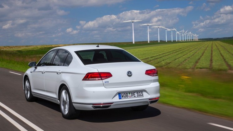 Autotest Volkswagen Passat GTE met 1.4 TSI en elektromotor. De plug-in hybride van de middenklasser zal de toon gaan zetten op de zakelijke markt.
