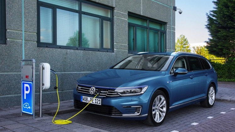 Autotest Volkswagen Passat GTE met 1.4 TSI en elektromotor. De plug-in hybride van de middenklasser zal de toon gaan zetten op de zakelijke markt.