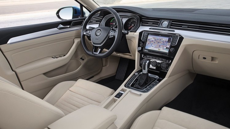 Autotest Volkswagen Passat GTE met 1.4 TSI en elektromotor. De plug-in hybride van de middenklasser zal de toon gaan zetten op de zakelijke markt.