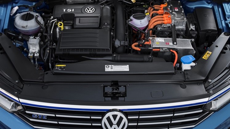 Autotest Volkswagen Passat GTE met 1.4 TSI en elektromotor. De plug-in hybride van de middenklasser zal de toon gaan zetten op de zakelijke markt.