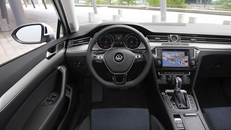Autotest Volkswagen Passat GTE met 1.4 TSI en elektromotor. De plug-in hybride van de middenklasser zal de toon gaan zetten op de zakelijke markt.