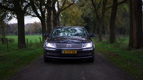 Met een doffe klap valt de deur dicht. Er bestaan veel kluizen die minder zwaar sluiten. De auto is gloednieuw, maar toch voelt het alsof we 2002 zijn binnengestapt. Een rijtest en een tijdreis.