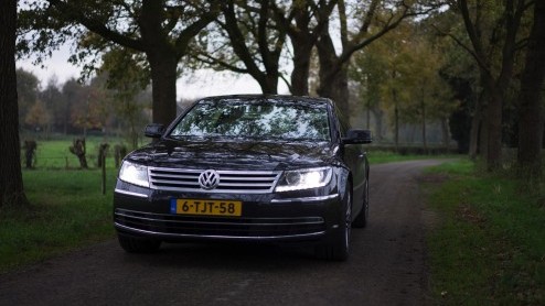 Met een doffe klap valt de deur dicht. Er bestaan veel kluizen die minder zwaar sluiten. De auto is gloednieuw, maar toch voelt het alsof we 2002 zijn binnengestapt. Een rijtest en een tijdreis.