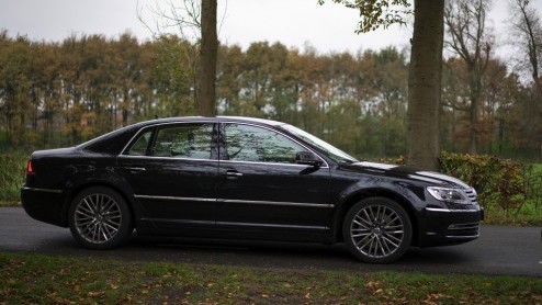 Met een doffe klap valt de deur dicht. Er bestaan veel kluizen die minder zwaar sluiten. De auto is gloednieuw, maar toch voelt het alsof we 2002 zijn binnengestapt. Een rijtest en een tijdreis.
