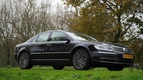 Met een doffe klap valt de deur dicht. Er bestaan veel kluizen die minder zwaar sluiten. De auto is gloednieuw, maar toch voelt het alsof we 2002 zijn binnengestapt. Een rijtest en een tijdreis.