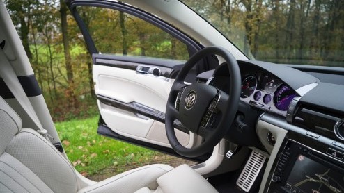 Met een doffe klap valt de deur dicht. Er bestaan veel kluizen die minder zwaar sluiten. De auto is gloednieuw, maar toch voelt het alsof we 2002 zijn binnengestapt. Een rijtest en een tijdreis.
