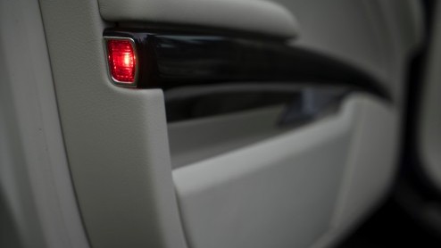 Met een doffe klap valt de deur dicht. Er bestaan veel kluizen die minder zwaar sluiten. De auto is gloednieuw, maar toch voelt het alsof we 2002 zijn binnengestapt. Een rijtest en een tijdreis.