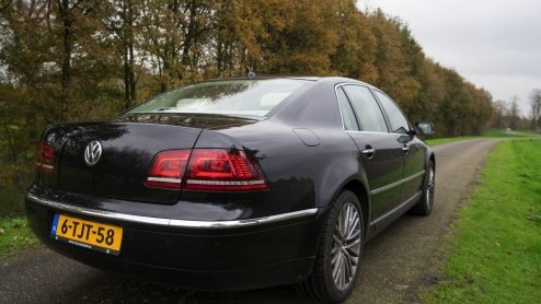 Met een doffe klap valt de deur dicht. Er bestaan veel kluizen die minder zwaar sluiten. De auto is gloednieuw, maar toch voelt het alsof we 2002 zijn binnengestapt. Een rijtest en een tijdreis.