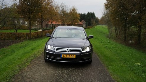 Met een doffe klap valt de deur dicht. Er bestaan veel kluizen die minder zwaar sluiten. De auto is gloednieuw, maar toch voelt het alsof we 2002 zijn binnengestapt. Een rijtest en een tijdreis.