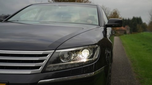 Met een doffe klap valt de deur dicht. Er bestaan veel kluizen die minder zwaar sluiten. De auto is gloednieuw, maar toch voelt het alsof we 2002 zijn binnengestapt. Een rijtest en een tijdreis.