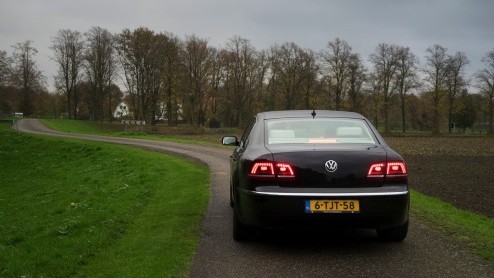 Met een doffe klap valt de deur dicht. Er bestaan veel kluizen die minder zwaar sluiten. De auto is gloednieuw, maar toch voelt het alsof we 2002 zijn binnengestapt. Een rijtest en een tijdreis.