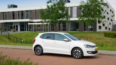 Autotest Volkswagen Polo BlueMotion 2014. In deze rijtest van de vernieuwde Polo BlueMotion met 1.4 TDI leren we dat een nieuwe dieselmotor en opgewaardeerde uitrusting wonderen doet.