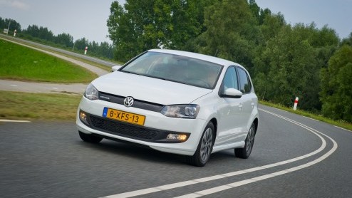 Autotest Volkswagen Polo BlueMotion 2014. In deze rijtest van de vernieuwde Polo BlueMotion met 1.4 TDI leren we dat een nieuwe dieselmotor en opgewaardeerde uitrusting wonderen doet.