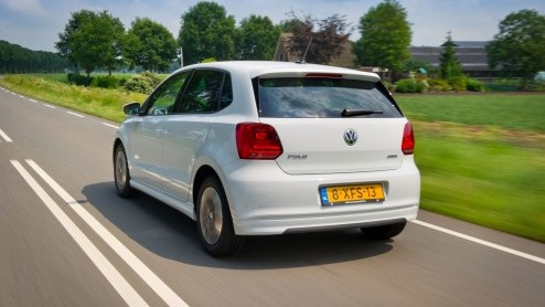 Autotest Volkswagen Polo BlueMotion 2014. In deze rijtest van de vernieuwde Polo BlueMotion met 1.4 TDI leren we dat een nieuwe dieselmotor en opgewaardeerde uitrusting wonderen doet.