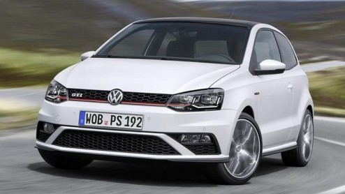 Dat Volkswagen de gefacelifte Polo ook weer als GTI gaat bouwen, liet de fabrikant eerder al weten. Aan beelden ontbrak het echter nog. De vernieuwde Polo GTI debuteert komende week in Parijs.