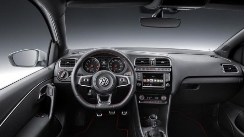 Dat Volkswagen de gefacelifte Polo ook weer als GTI gaat bouwen, liet de fabrikant eerder al weten. Aan beelden ontbrak het echter nog. De vernieuwde Polo GTI debuteert komende week in Parijs.