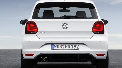 Dat Volkswagen de gefacelifte Polo ook weer als GTI gaat bouwen, liet de fabrikant eerder al weten. Aan beelden ontbrak het echter nog. De vernieuwde Polo GTI debuteert komende week in Parijs.