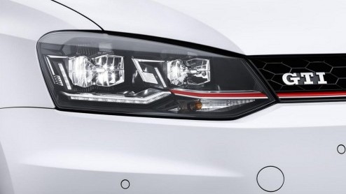 Dat Volkswagen de gefacelifte Polo ook weer als GTI gaat bouwen, liet de fabrikant eerder al weten. Aan beelden ontbrak het echter nog. De vernieuwde Polo GTI debuteert komende week in Parijs.