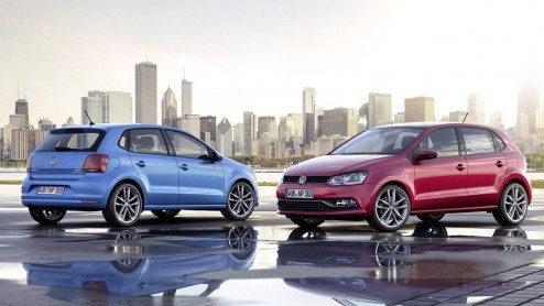 Volkswagen heeft de prijslijst gedrukt van de vernieuwde Polo. De auto is met een vanafprijs van 13.490 euro ruim 700 euro voordeliger geprijsd dan zijn voorganger.