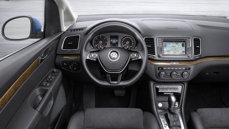Facelift Volkswagen Sharan blijft subtiel maar omvat wel nieuwe motoren en de laatste generatie veiigheidssystemen. Debuut op Autosalon van Genve 2015.