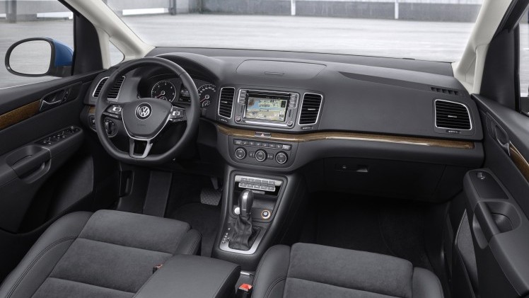 Facelift Volkswagen Sharan blijft subtiel maar omvat wel nieuwe motoren en de laatste generatie veiigheidssystemen. Debuut op Autosalon van Genve 2015.