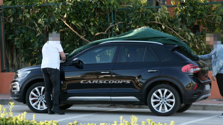 De aanstaande Volkswagen T-Roc is met slechts minieme camouflage gespot. Zo hebben we alvast een beter beeld van de aanstaande compacte SUV.